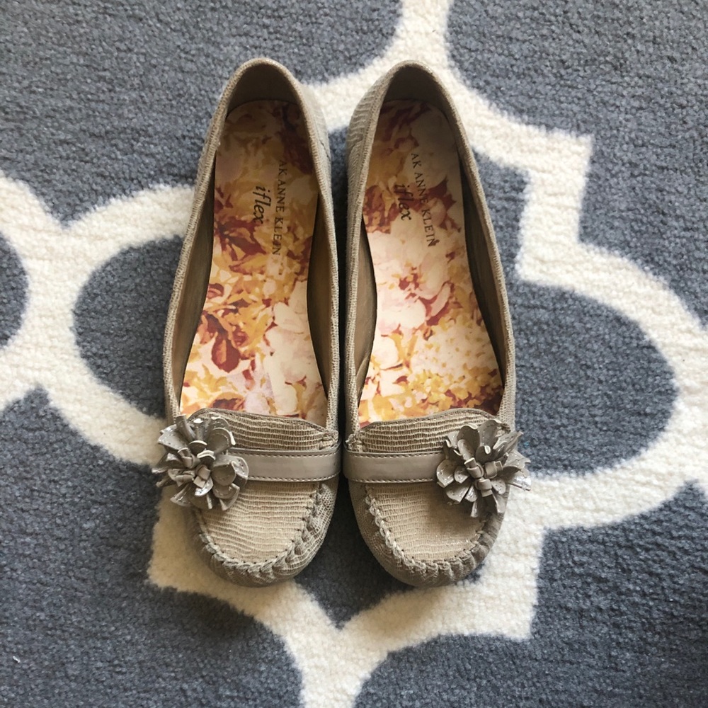 Anne Klein Kenton Flat in cream/tan Size 7.5